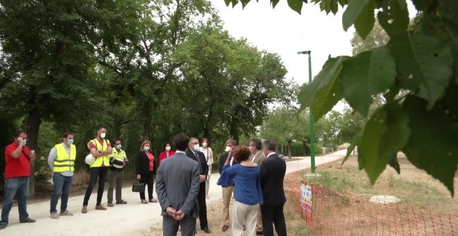 El alcalde de Sevilla visita obras de mejoras en parques de Torreblanca