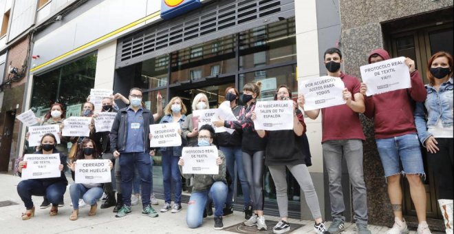 Los trabajadores de Lidl se concentran a las puertas de los supermercados para exigir medidas y equipos de protección