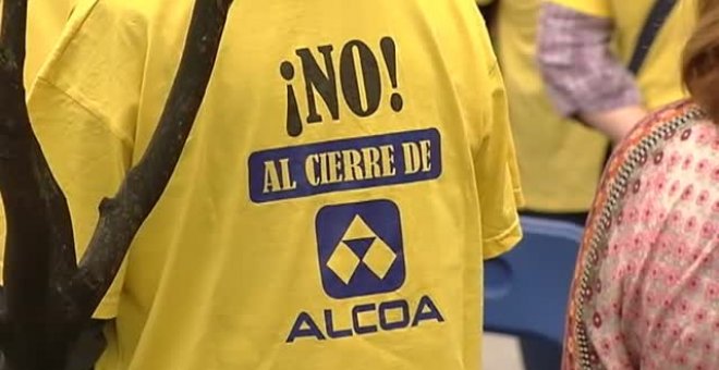 Protesta de los trabajadores de la antigua Alcoa en Avilés frente al Parlamento asturiano