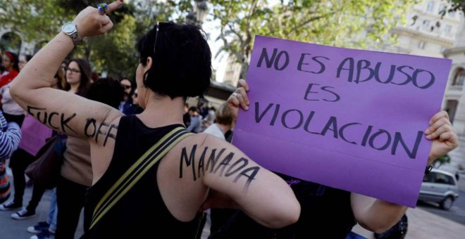 Un centenar de personas claman contra la violación de una joven en Zaragoza