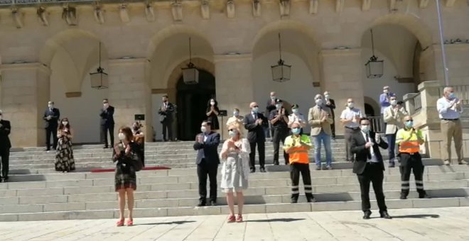 Aplausos en la Plaza Mayor de Cáceres en homenaje a las víctimas del Covid-19