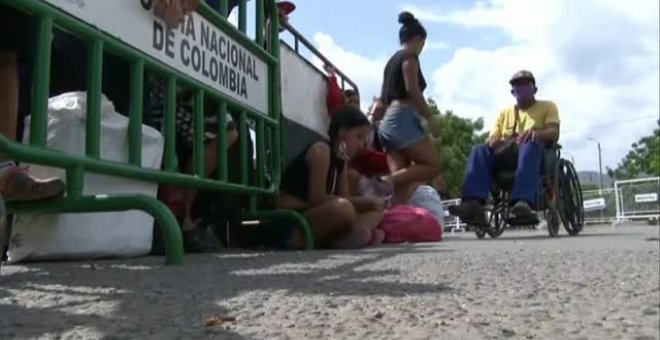 Miles de venezolanos esperan para poder regresar a su país en la frontera con Colombia