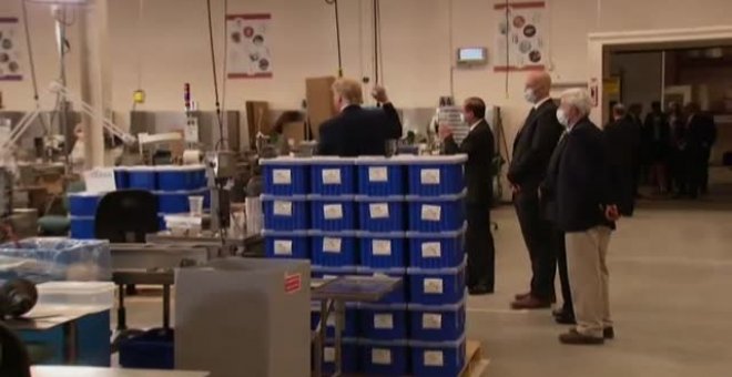 Trump, sin mascarilla y con gestos imprudentes, visita una planta de productos sanitarios