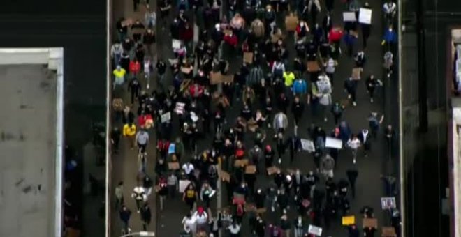 Miles de personas toman las calles de numerosas ciudades estadounidenses de manera pacífica