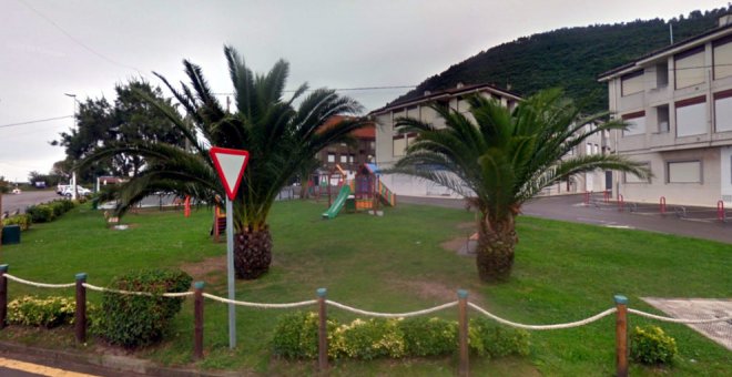 Noja renueva el parque infantil de Helgueras para adecuarlo a todas las edades y facilitar su uso