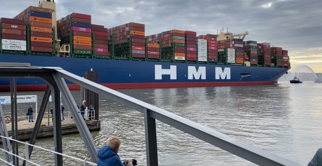 El portacontenedores más grande del mundo es recibido en Hamburgo