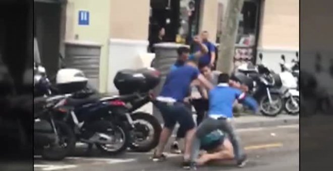 Pegan una paliza a un hombre para robarle el reloj en la Rambla del Raval de Barcelona