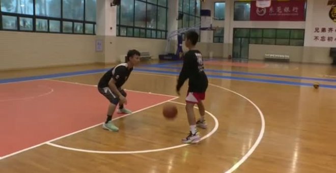 Un niño de 14 años se hace viral en las redes jugando al baloncesto con un solo brazo