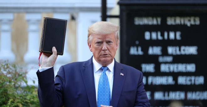 Dominio Público - Trump apuesta por la Biblia