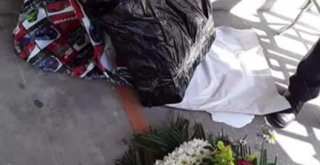 Un médico colombiano recibe una corona fúnebre y una carta donde le acusan de haber dejado morir a una mujer en la UCI con la pandemia