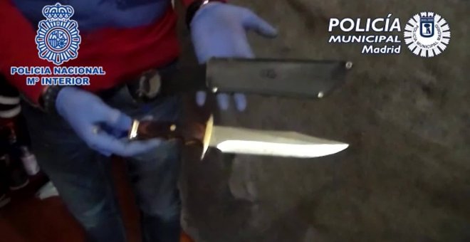 Policía requisa 6 machetes, dinero y droga en pisos okupados por Trinitarios