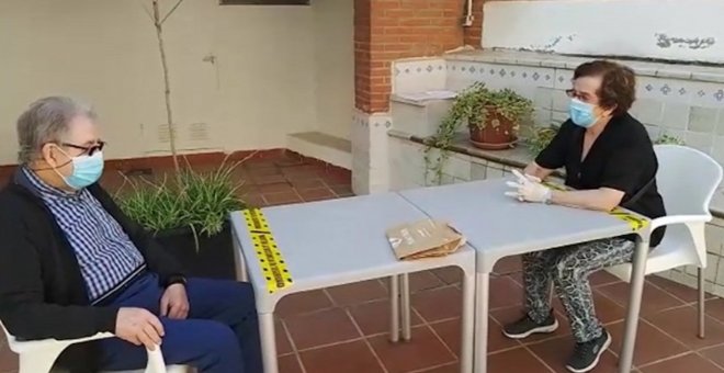 Emotivos encuentros entre familiares y residentes en centros de mayores