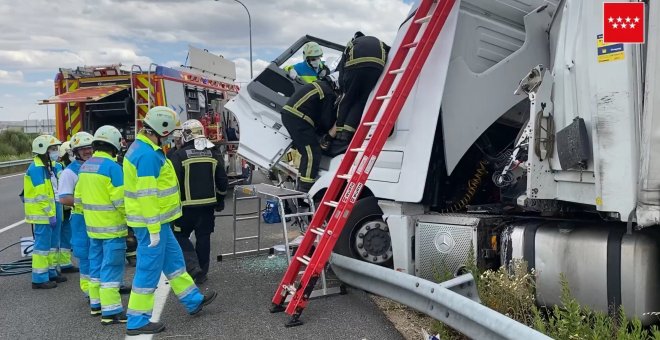 Herido un camionero en un accidente entre dos tráileres en la M-45