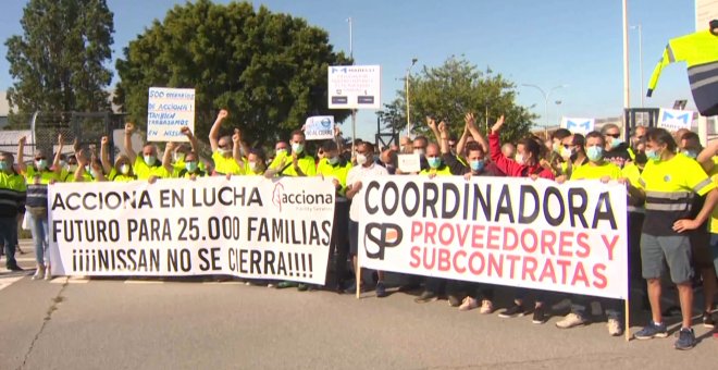 Unos 500 trabajadores de empresas auxiliares de Nissan rodean la planta de Zona Franca