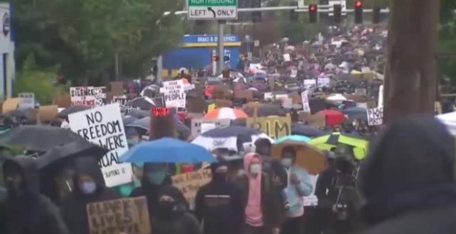 Cientos de personas participan en una marcha silenciosa contra el racismo en Seattle