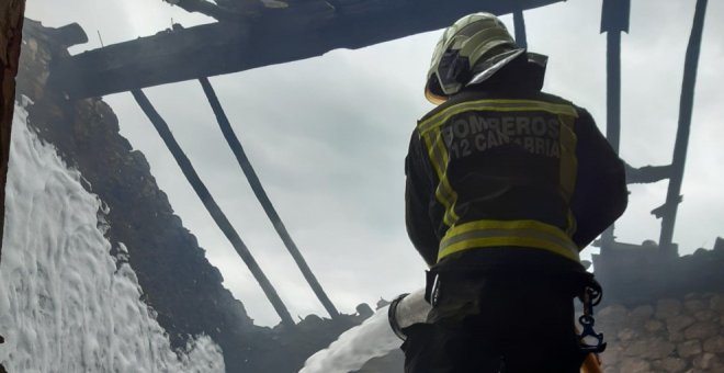 Extinguido un incendio en una cabaña en San Felices de Buelna