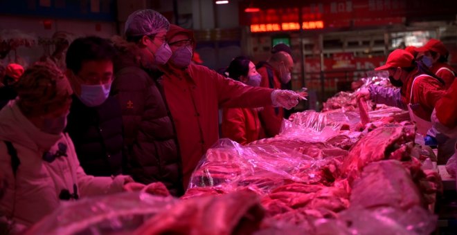 China cierra el mayor mercado mayorista de Pekín por un nuevo brote de coronavirus