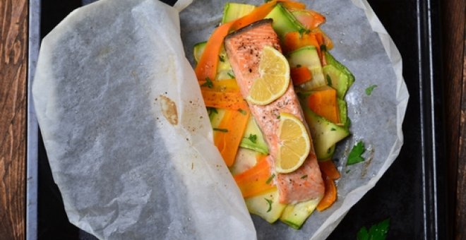 Pato confinado - Receta de salmón a la papillote con verduras