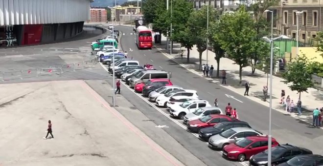 Llegada del Athletic a San Mamés antes del encuentro con el Atlético