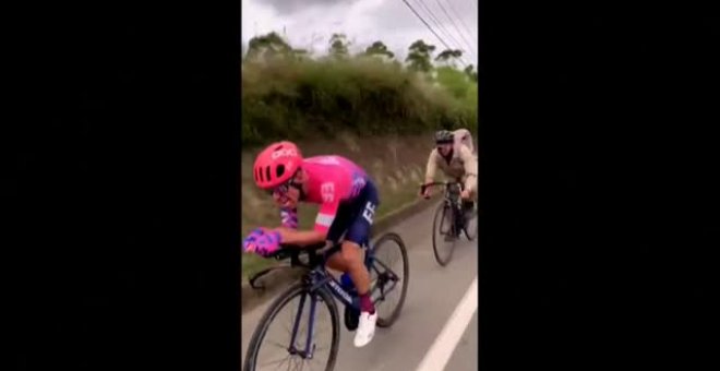 El ciclista Rigoberto Urán le regala una bicicleta a un aficionado que logró alcanzarle