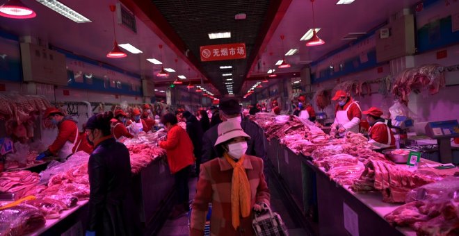 China informa de 57 nuevos casos tras un brote en el mayor mercado mayorista de Pekín