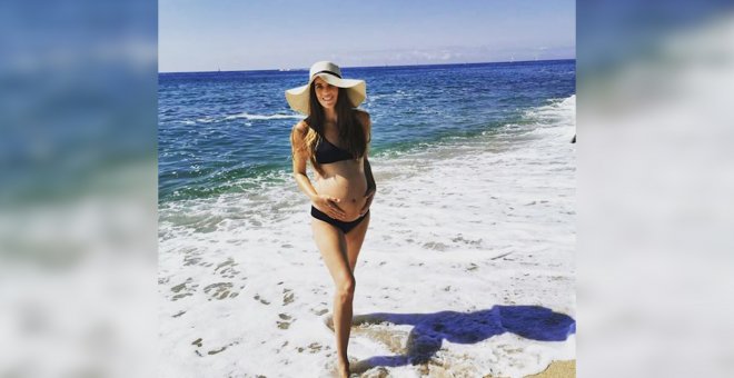 Ona Carbonell luce embarazo en la playa