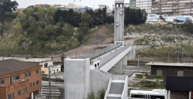 Agrede a su pareja en el ascensor panorámico de la pasarela del tren en Santander