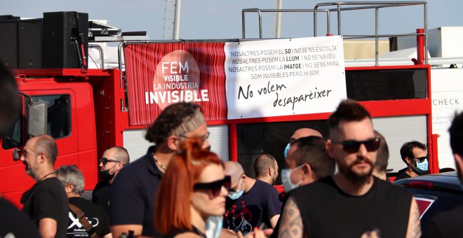 Treballadors de l'espectacle es manifesten amb una marxa lenta de 300 vehicles a Barcelona per demanar ajudes pel sector