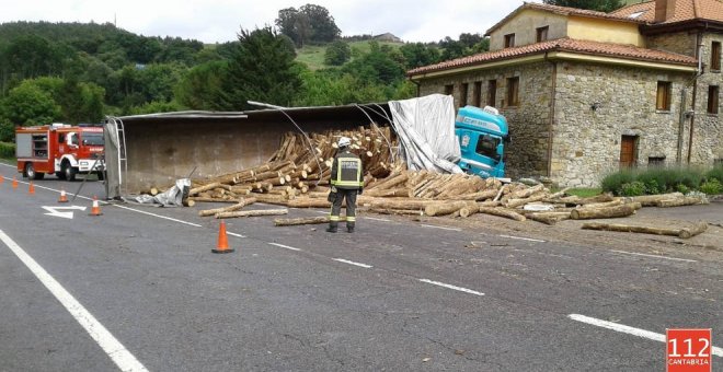 Un camión que transportaba madera vuelca parte de los troncos al salirse de la carretera en Hazas de Cesto