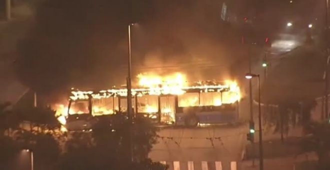 Prenden fuego a varios autobuses en Sao Paulo durante las protestas por la muerte de un joven de 15 años