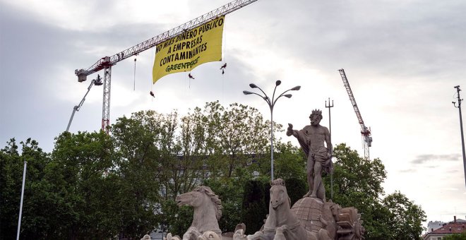 Greenpeace despliega una pancarta cerca del Congreso para pedir que no se destine dinero público a empresas contaminantes