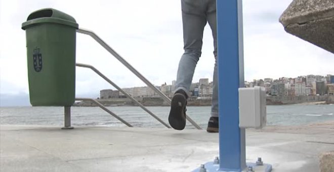 Unos arcos conectados a un semáforo controlarán el aforo en la playa en La Coruña para evitar aglomeraciones