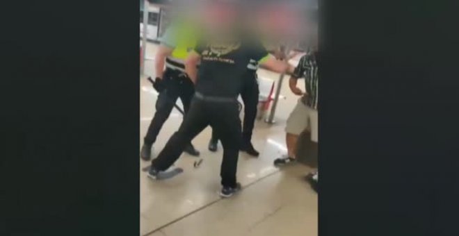 Violento forcejeo entre varios agentes de seguridad y un pasajero que se negó a ponerse la mascarilla en el tren en Getafe (Madrid)