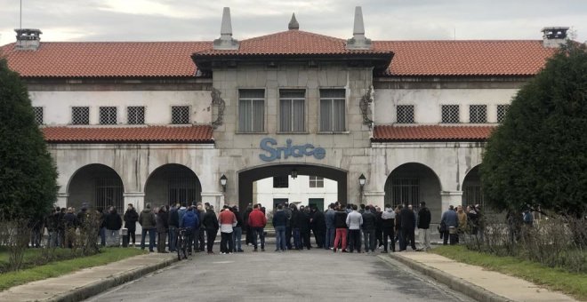 La plantilla de Sniace se concentra esta tarde en Torrelavega en defensa de la unidad productiva