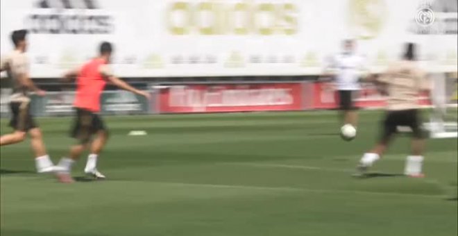 Jovic trabaja sobre el césped por primera vez desde su lesión