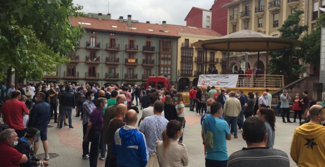 Cientos de personas salen a la calle en Torrelavega para exigir que Sniace mantenga su unidad productiva