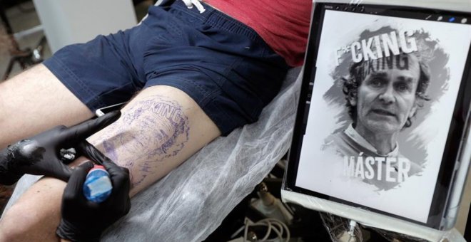 Fernando Simón se convierte en un tatuaje en València