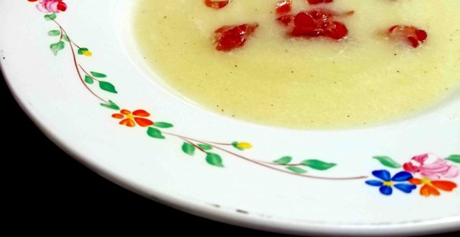 Pato confinado - Sopa fría de melón con crujiente de jamón y menta