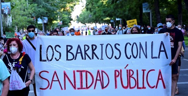 Miles de personas con mascarilla salen a calle en Madrid para defender la sanidad pública frente a la privatización y los recortes