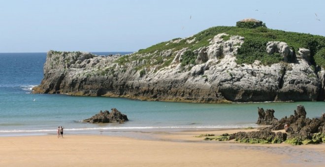 Las playas cántabras, "seguras" para el baño tras dar negativo en Covid