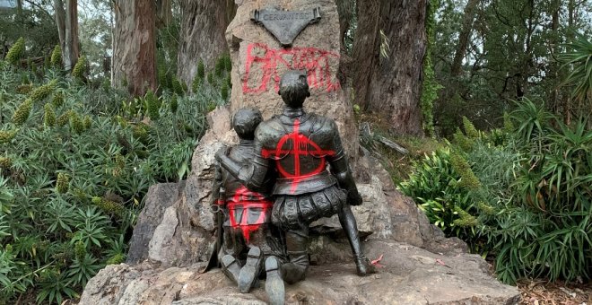 La estatua de Cervantes de San Francisco aparece con signos de vandalismo y la palabra "bastardo" pintada