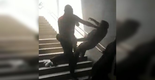 Investigan a dos vigilantes del metro de Barcelona por empujar por las escaleras a un usuario sin mascarilla