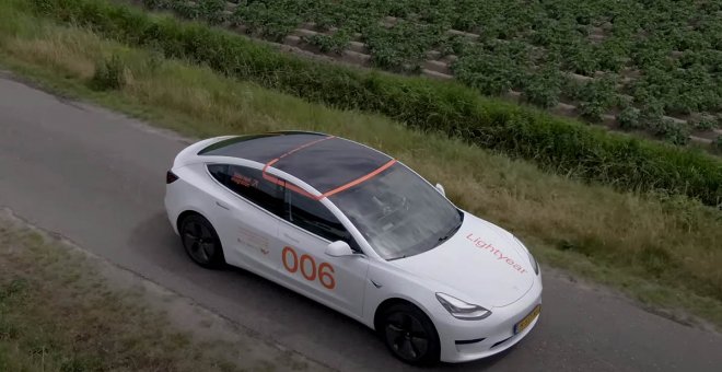 Un Tesla Model 3 sirve como prototipo de pruebas para el techo solar de Lighyear