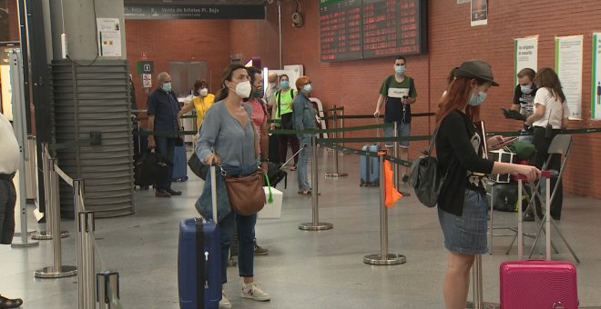 Primeros viajeros en Atocha tras el fin del estado de alarma