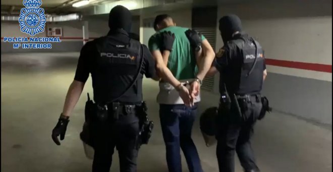 Policía detiene a un varón por agredir sexualmente a una mujer