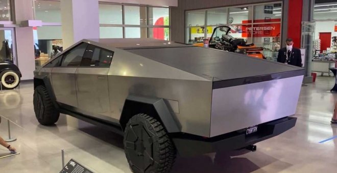 La Tesla Cybertruck se expone al público por primera vez en el museo Petersen del automóvil