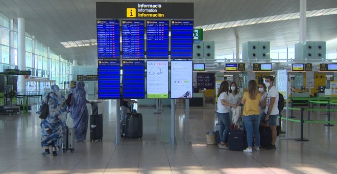 Pocos pasajeros en El Prat tras abrirse las fronteras aéreas