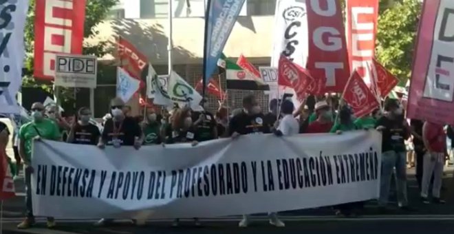 Sindicatos se concentran en Cáceres en rechazo a los recortes en educación