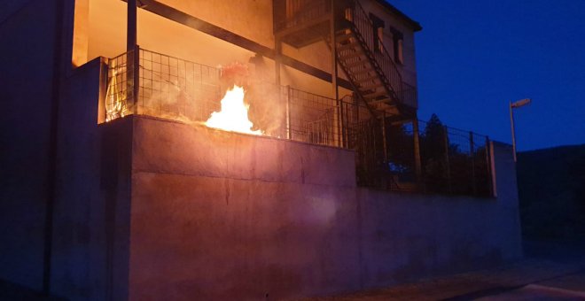 Ataque contra el alcalde de Navas de Estena: incendian una de sus casas rurales y destrozan dos coches