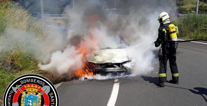 Bomberos de Santander extinguen el incendio de un vehículo en la S-10